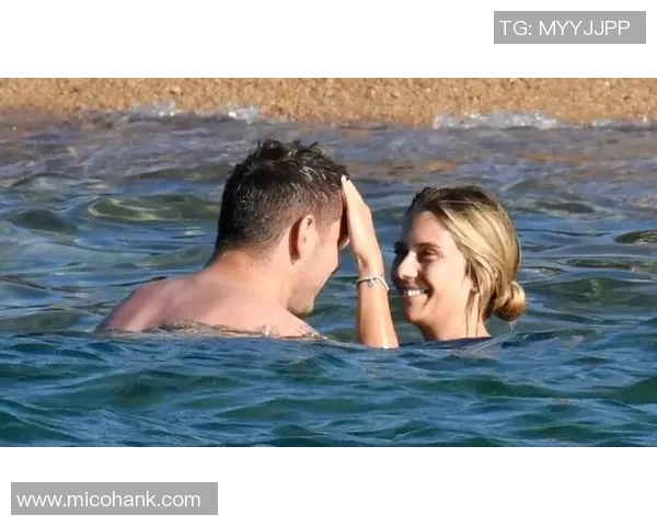 足球明星携女友甜蜜逛街引围观两人互动亲密无间尽显爱情甜蜜瞬间 足球明星携女友甜蜜逛街引围观两人互动亲密无间尽显爱情甜蜜瞬间