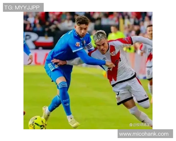 足球明星高清横版照片展现球场风采与激情瞬间的完美捕捉